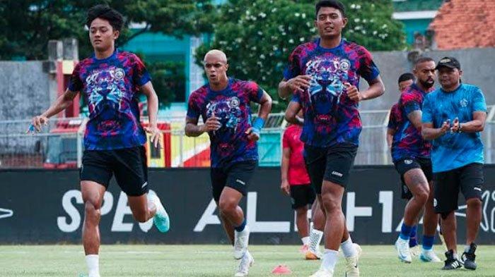 Para pemain Arema FC saat melakukan pemanasan sebelum menghadapi Madura United di pekan 11 Liga 1 2024/2025 pada 21 November 2024 di Stadion Gelora Bangkalan Madura.