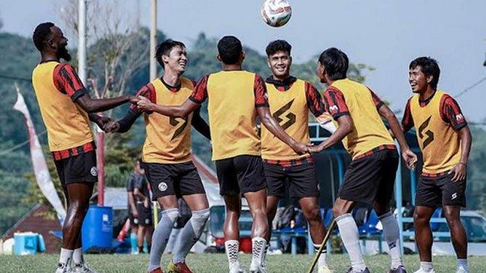 Para pemain Arema FC saat menjalani latihan di lapangan ARG Soccer Field Lawang Malang, 2024.