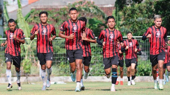 Para pemain Arema FC saat menjalani sesi latihan di Bali, Senin (2/10/2023).