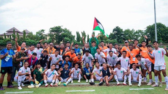 KOMPAK - Para pemain Persekabpas Pasuruan berfoto bersama manajer dan official usai memastikan diri lolos ke babak 6 besar PNM Liga 3 Nusantara 2024/2025. Persekabpas Pasuruan kemudian menggelar laga persahabatan melawan Timnas Jordania U-20 di Lapangan Thor Surabaya, Jawa Timur, Rabu (5/2/2025) sore.