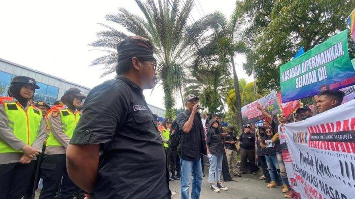 Para pendemo saat melakukan orasi di depan gerbang Kantor Cabang Perbankan plat merah, Senin (20/1/2025).