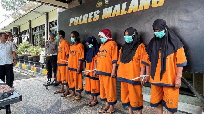 Para tersangka TPPO (Tindak Pidana Perdagangan Orang) diamankan Satreskrim Polres Malang, Senin (20/1/2025). Sebanyak tujuh tersangka diamankan karena eksploitasi anak dibawah umur usai penggrebekan warung 'Kopi Cetol' yang berada di Pasar Gondanglegi, Kabupaten Malang.