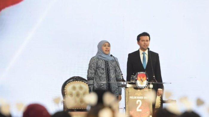 Pasangan Calon Gubernur Jawa Timur Nomor Urut 2 Khofifah Indar Parawansa dan Emil Elestianto Dardak dengan penuh semangat memaparkan capaian prestasi di bidang tata kelola pemerintahan saat membuka debat kedua yang digelar KPU Jatim di Grand City Surabaya, Minggu (3/11/2024) malam. 