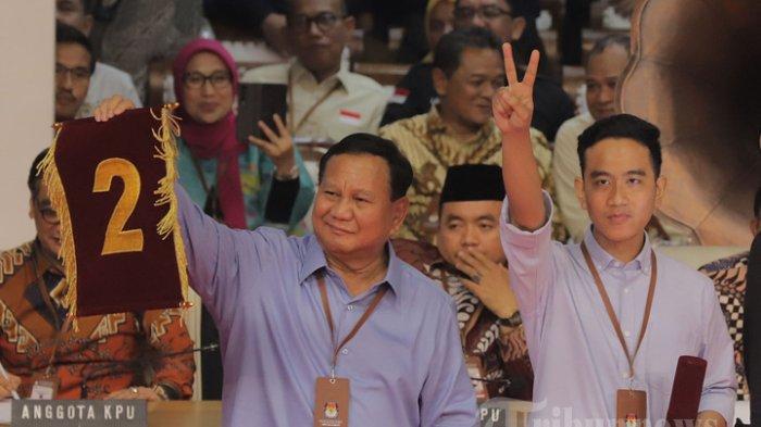 Pasangan Calon Presiden dan Wakil Presiden Prabowo Subianto dan Gibran Rakabuming Raka menunjukkan nomor urut 2 saat pengambilan nomor urut Capres dan Cawapres 2024 di halaman Gedung KPU RI, Jakarta Pusat, Selasa (14/11/2023). Hasil pengundian nomor urut pasangan Capres dan Cawapres yaitu Anies Baswedan dan Muhaimin Iskandar mendapat nomor 1, Prabowo Subianto dan Gibran Rakabuming Raka mendapat nomor urut 2, Ganjar Pranowo dan Mahfud MD mendapat nomor urut 3. Tribunnews/Jeprima