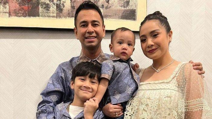 Pasangan Raffi Ahmad dan Nagita Slavina serta kedua anak mereka, Rafathar dan Rayyanza, menjadi salah satu tamu akad nikah Kaesang Pangarep dan Erina Gudono digelar di Pendopo Agung Royal Ambarukmo, Jalan Adisucipto, Sleman, Yogyakarta, Sabtu (10/12/2022).