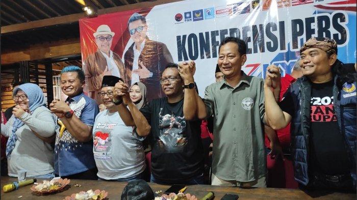 Pasangan Rijanto-Beky dan tim pemenangan usai menyampaikan hasil sementara Pilbup Blitar di Markas Pemenantan Rizky di Desa Bangle, Kecamatan Kanigoro, Kabupaten Blitar, Rabu (27/11/2024). 