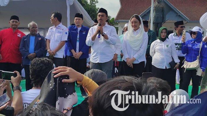 Pasangan Syauqul Muhibbin-Elim Tyu Samba atau Mas Ibin-Elim saat menggelar deklarasi di halaman rumah masa kecil Bung Karno, Istana Gebang, sebelum berangkat mendaftar sebagai calon kepala daerah Pilkada Kota Blitar 2024 di Kanto KPU Kota Blitar, Rabu (28/8/2024). 