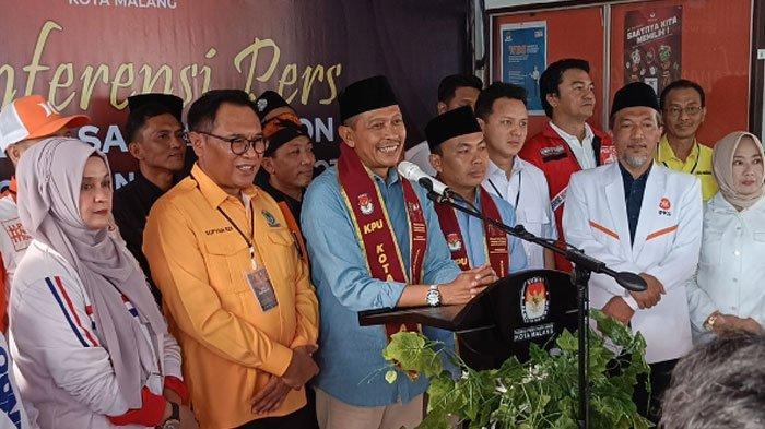 Pasangan Wahyu-Ali memberikan keterangan pers pasca mendaftarkan diri di KPU Kota Malang