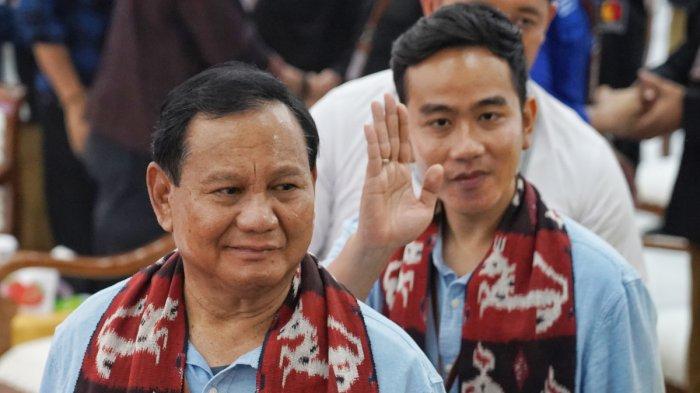 Pasangan bakal calon presiden dan calon wakil presiden Prabowo Subianto dan Gibran Rakabuming Raka berpamitan setelah melakukan pendaftaran Pemilihan Presiden 2024 di Ruang Sidang Utama Komisi Pemilihan Umum (KPU), Jakarta, Rabu (25/10/2023). Prabowo-Gibran menjadi pasangan bakal capres dan cawapres terakhir yang mendaftar untuk Pemilu 2024.