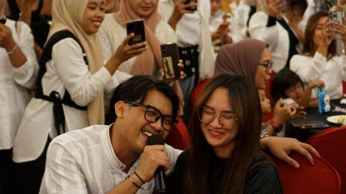 Pasangan penyanyi Pop Jawa Gilga Sahid dan Happy Asmara, saat memberikan sedikit hiburan diluar aktivitas manggung mereka di sebuah tempat di Madiun, Senin (8/4/2024)