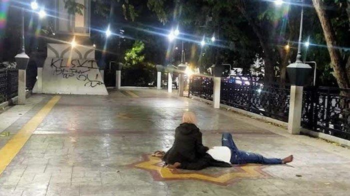 Pasangan sejoli bermesraan di bangunan lantai dua Alun-alun Gresik, Jawa Timur, Jumat (30/8/2024).