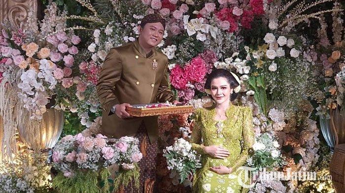 Pasangan suami istri Denny Caknan dan Bella Bonita, menggelar prosesi tujuh bulan kehamilan bertepatan dengan Hari Ibu, di Kediaman Denny, Kabupaten Ngawi, Jumat malam (22/12/2023)