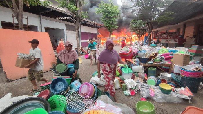 Pasar Leces yang berlokasi di Kecamatan Leces, Kabupaten Probolinggo, terbakar hebat, Senin (4/12/2023).