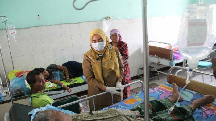Pasien diduga keracunan makanan hajatan menjalani perawatan di Puskesmas Cukir, Kabupaten Jombang, Senin (18/9/2023)