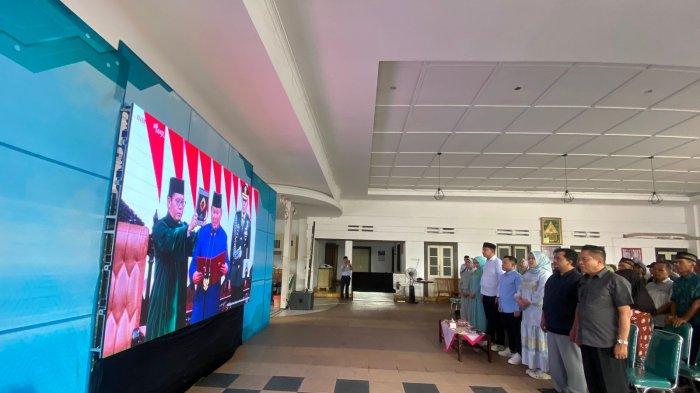 Paslon Bupati-Wabup Ponorogo Ipong-Luhur nonton bareng (nobar) prosesi pelantikan Presiden dan Wakil Presiden, Prabowo Subianto dan Gibran Rakabuming Raka, yang disiarkan langsung oleh sejumlah stasiun televisi