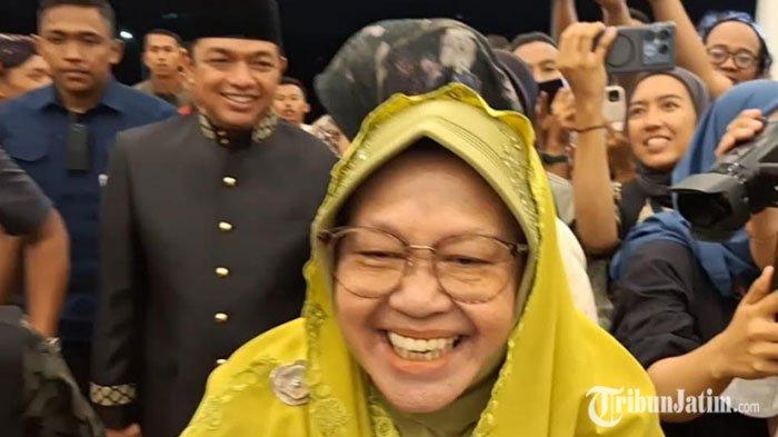 Pasangan calon Tri Rismaharini-KH Zahrul Azhar Asumta Gus Hans saat tiba di Graha Unesa, tempat berlangsungnya debat perdana Pilgub Jatim 2024, Jumat (18/10/2024).