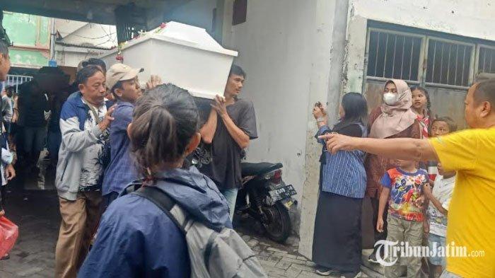 Peti mati jenazah pasangan suami istri, Soegiono (53) dan Sri Ariani (48), tiba di rumah duka Jalan Kapas Madya, Kapas Madya Baru, Tambaksari, Surabaya. Keduanya menjadi korban kecelakaan Innova maut yang tabrak warung di Kedungdoro Surabaya pada Jumat (1/11/2024)