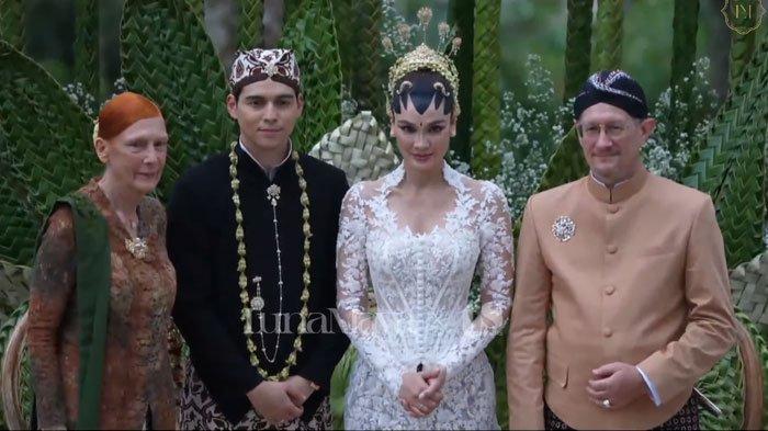 MENIKAH - Potret Luna Maya dan Maxime Bouttier (tengah) bersama orangtua keduanya, Patrice Bouttier (paling kanan) serta Desa Maya (paling kiri). Pernikahan Luna dan Maxime digelar di Bali, Rabu (7/5/2025).