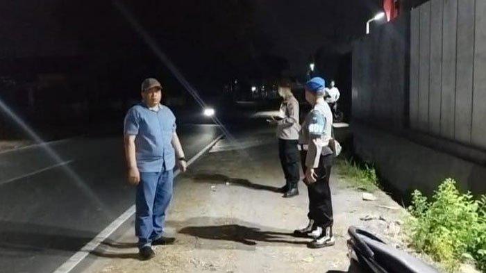 Suasana saat Kapolsek Pamekasan, AKP Muh. Syaiful Bahri saat patroli malam hari untuk antisipasi teror pelemparan batu ke kaca mobil yang melintas di Jalan Raya Nyalaran, Kabupaten Pamekasan, Madura.