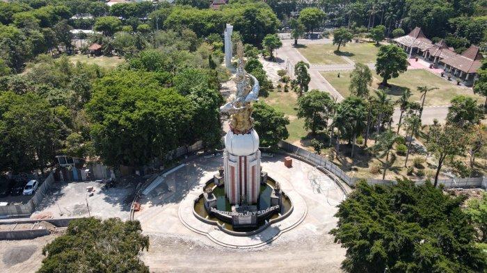 Patung Jayandaru, ikon Sidoarjo di kompleks alun-alun Sidoarjo. Pembangunan proyek air mancur dan taman bermain dikebut, Selasa, (5/12/2023).