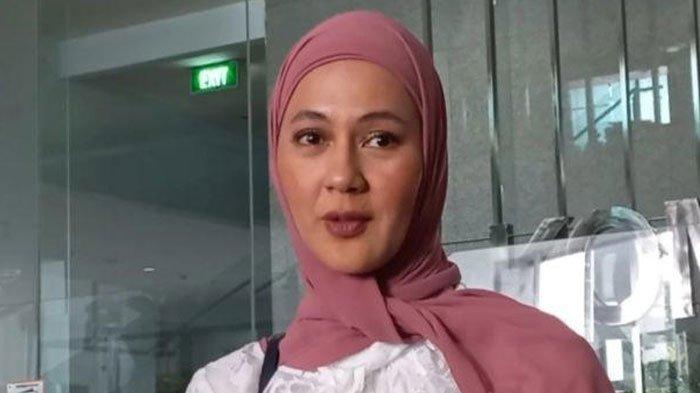 DITAWARI JOB - Paula Verhoeven mengadukan hakim Pengadilan Agama Jakarta Selatan ke Komisi Yudisial, Kamis (17/4/2025). Paula baru-baru ini ditawari Hotman Paris untuk menjadi asisten pribadi usai bercerai dengan Baim Wong.