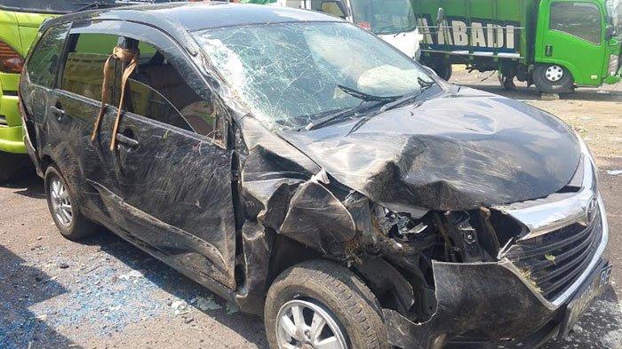 KECELAKAAN DI TOL JOMBANG - Kondisi mobil yang dikendarai oleh pemudik asal Wonogiri, Jawa Tengah setelah terlibat kecelakaan tunggal di Tol Jombang-Mojokerto, Bandarkedungmulyo, Jombang, Jawa Timur pada Jumat (28/3/2025). Satu orang dilarikan ke rumah sakit karena alami luka di kepala.