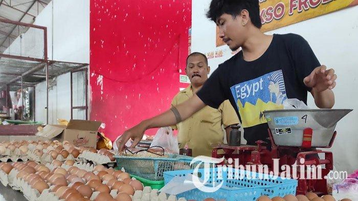 Pedagang, Sendyta, sedang menata telur di kiosnya di Pasar Pon Kota Blitar, Sabtu (14/12/2024). 