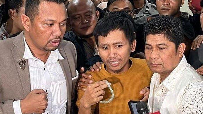 Usai dinyatakan bebas, senyum semringah muncul dari wajah Pegi ketika keluar dari tahanan di Gedung Direktorat Perawatan Tahanan dan Barang Bukti (Dittahti) Polda Jabar, Senin (8/7/2024) pukul 21.30 WIB.