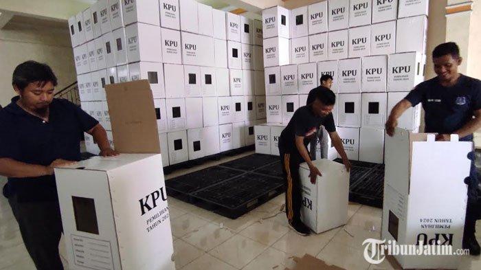 Pekerja melakukan sortir dan rakit kotak suara Pilkada Kota Blitar 2024 di gudang logistik KPU Kota Blitar, Senin (30/9/2024).
