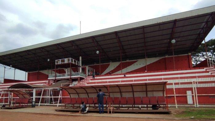 Pekerja mulai memperbaiki Stadion Supriyadi, Kota Blitar, untuk persiapan homebase Arema FC di musim kompetisi Liga 1 2024, Kamis (1/8/2024).