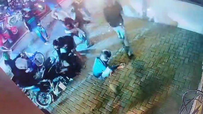 REKAMAN CCTV PENGEROYOKAN - Tangkapan layar CCTV saat korban dikeroyok oleh segerombolan pemuda di kawasan Mojo, Kabupaten Kediri, Minggu (6/7/2025) dini hari. Saat ini pihak kepolisian tengah menyelidiki kasus tersebut dan memburu para pelaku.