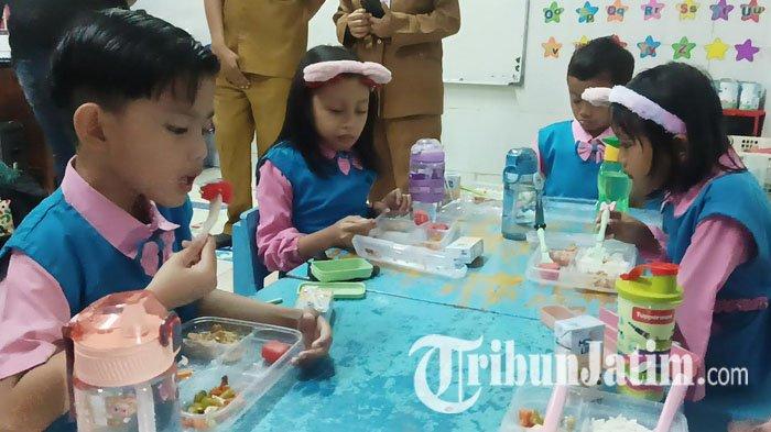 Pelaksanaan program makan bergizi gratis (MBG) di Surabaya, 2025.
