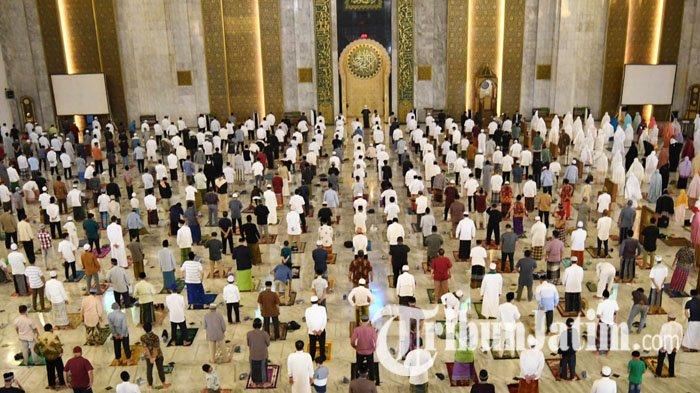 Pelaksanaan salat Idul Adha berjamaah di Masjid Al-Akbar Surabaya, Jumat (31/7/2020).