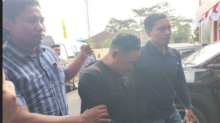 Pelaku jambret saat diamankan di kantor Polres Blitar