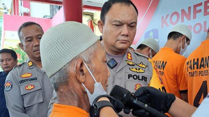 Pelaku pembunuhan terhadap istrinya sendiri saat berada di Polres Blitar, Rabu (8/11/2023).