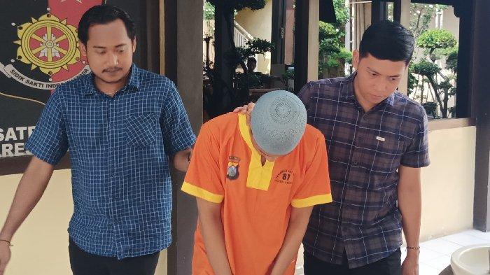 JUAL MOTOR CURIAN - Pelaku pencurian motor,  AZ  yang menawarkan motor curiannya melalui medsos saat di tangkat Tim Jaka Tingkir Satreskrim Polres Lamongan, Sabtu (24/5/2025