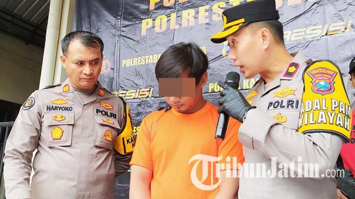 Pelaku pencurian motor di minimarket Jalan Raya Kemlaten, Mastrip, Karang Pilang, Surabaya, Arya PP saat diinterogasi oleh Kapolsek Karang Pilang Polrestabes Surabaya, Kompol A Risky Fardian, Jumat (19/1/2024). 