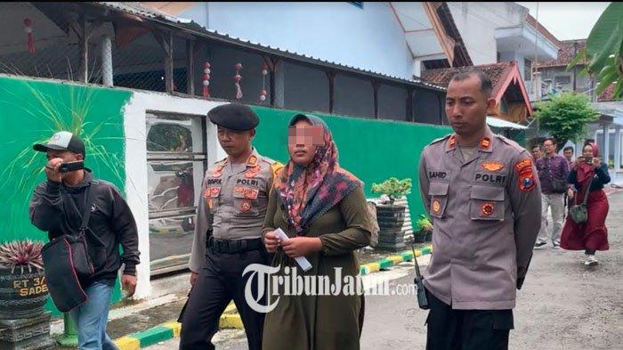 Pelaku pencurian perhiasaan pada siswa TK di Ponorogo berinisial DS saat digelandang polisi dan diarak warga, Rabu, (7/2/2024).