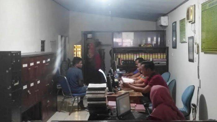Pelaku penganiayaan terhadap mantan istri diamankan di Polsek Jetis, Mapolres Mojokerto Kota, Jumat (11/8/2023).