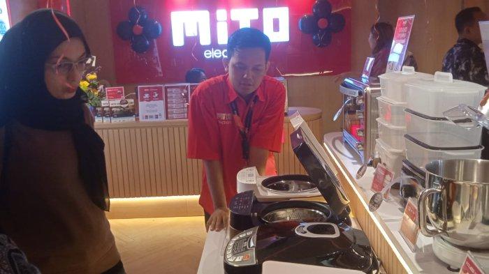 Pelanggan melihat produk di Toko MITO Electronic Tunjungan Plaza, Surabaya