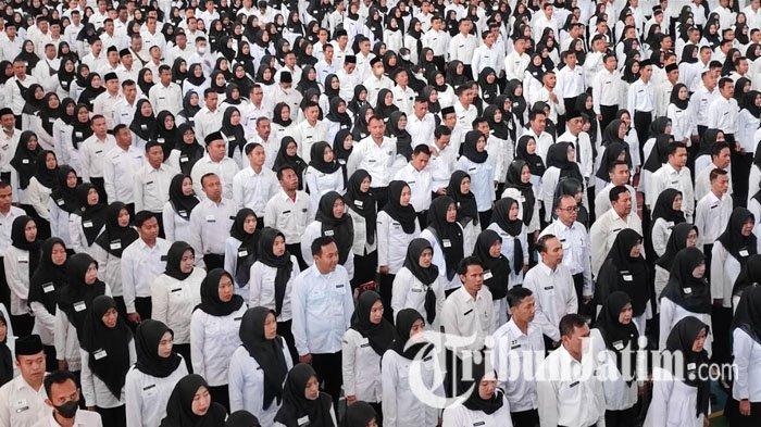 Pelantikan Pegawai Pemerintah Dengan Perjanjian Kerja (PPPK) di GOR Gajah Putih, Jalan Brigjen Soetran, Kecamatan/Kabupaten Trenggalek, 2023.