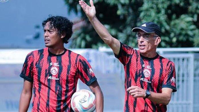 Pelatih Arema FC, Fernando Valente (kiri) saat didampingi asisten pelatih FX Yanuar ketika sedang memimpin Arema FC latihan di Bali, 2023.