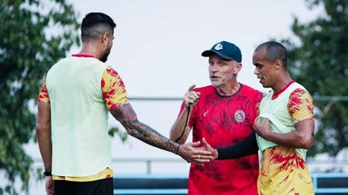 Pelatih Arema FC Joel Cornelli saat memberikan instruksi kepada Wiliam Marcilio dan Julian Guevara dalam sesi latihan tim Arema FC di lapangan ARG Soccer Field Lawang beberapa waktu yang lalu.