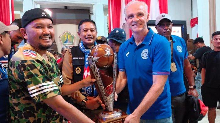 Koordinator Presidium Aremania, Ali Rifki, Pj Wali Kota Malang, Wahyu Hidayat, dan Pelatih Arema FC, Joel Cornelli saat berfoto bersama dengan Piala Presiden di Balai Kota Malang, Senin (5/8/2024).