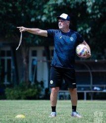 Pelatih Arema FC Joel Cornelli saat memberikan instruksi kepada para pemain ketika berlatih di lapangan Universitas Brawijaya pada Kamis (7/11/2024).