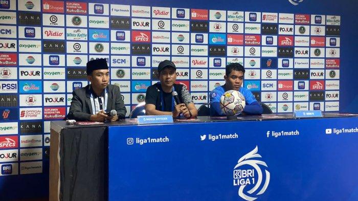 Pelatih Arema FC, Joko Susilo dan Kiper Madura United, Teguh Amiruddin saat konferensi pers usai laga di Stadion Gelora Madura Ratu Pamelingan Pamekasan, Jumat (7/4/2023). Joko Susilo beberkan soal pemain incaran Singo Edan untuk musim depan