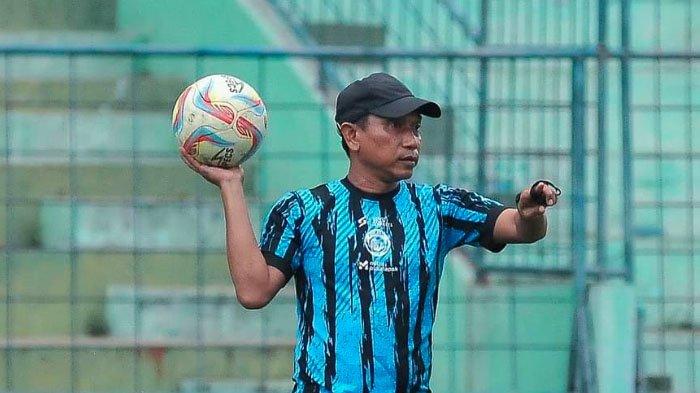 Pelatih Arema FC Widodo Cahyono Putro saat melatih tim Arema FC di stadion Gajayana Malang.