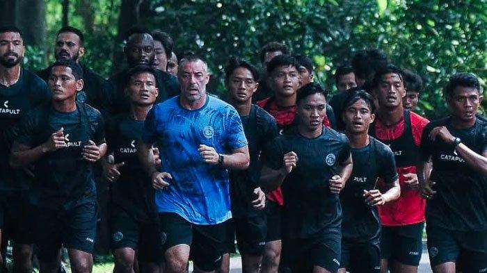 Pelatih Arema FC Ze Gomes (biru) saat memimpin para pemain Arema FC ketika melakukan jogging di kebun Raya Purwodadi Pasuruan pada Senin (6/1/2025).