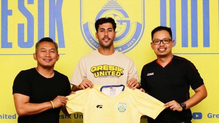 Pelatih Gresik United Rudy Eka Priyambada, penyerang anyar Gresik United Victor Bertomeu, dan agen Gabriel Budi, Rabu (6/9/2023).