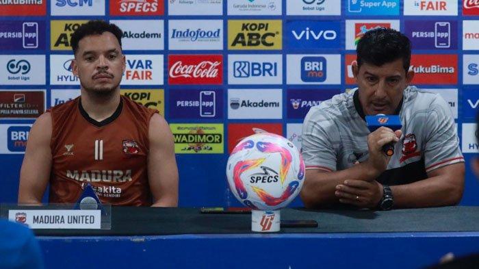 JUMPA PERS - Pelatih Madura United, Alfredo Vera (kanan) dan kapten tim Madura United, Lulinha (kiri) saat jumpa pers jelang lawan Persib di Stadion Gelora Bandung Lautan Api (GBLA), Sabtu (22/2/2025) malam. Alfredo Vera menyebut, mental pemainnya dalam kondisi sangat baik.